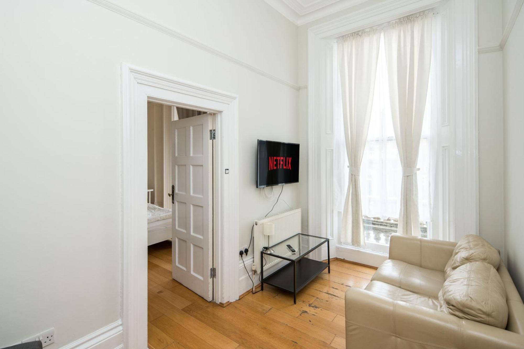 Апартаменты Four Beds By The Station Лондон Экстерьер фото
