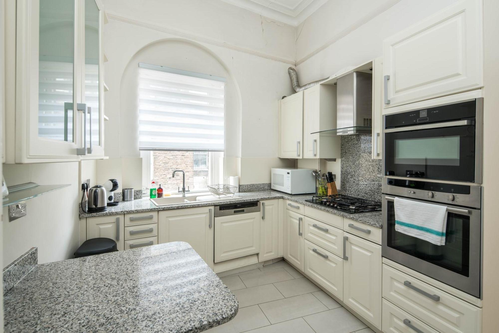 Апартаменты Four Beds By The Station Лондон Экстерьер фото