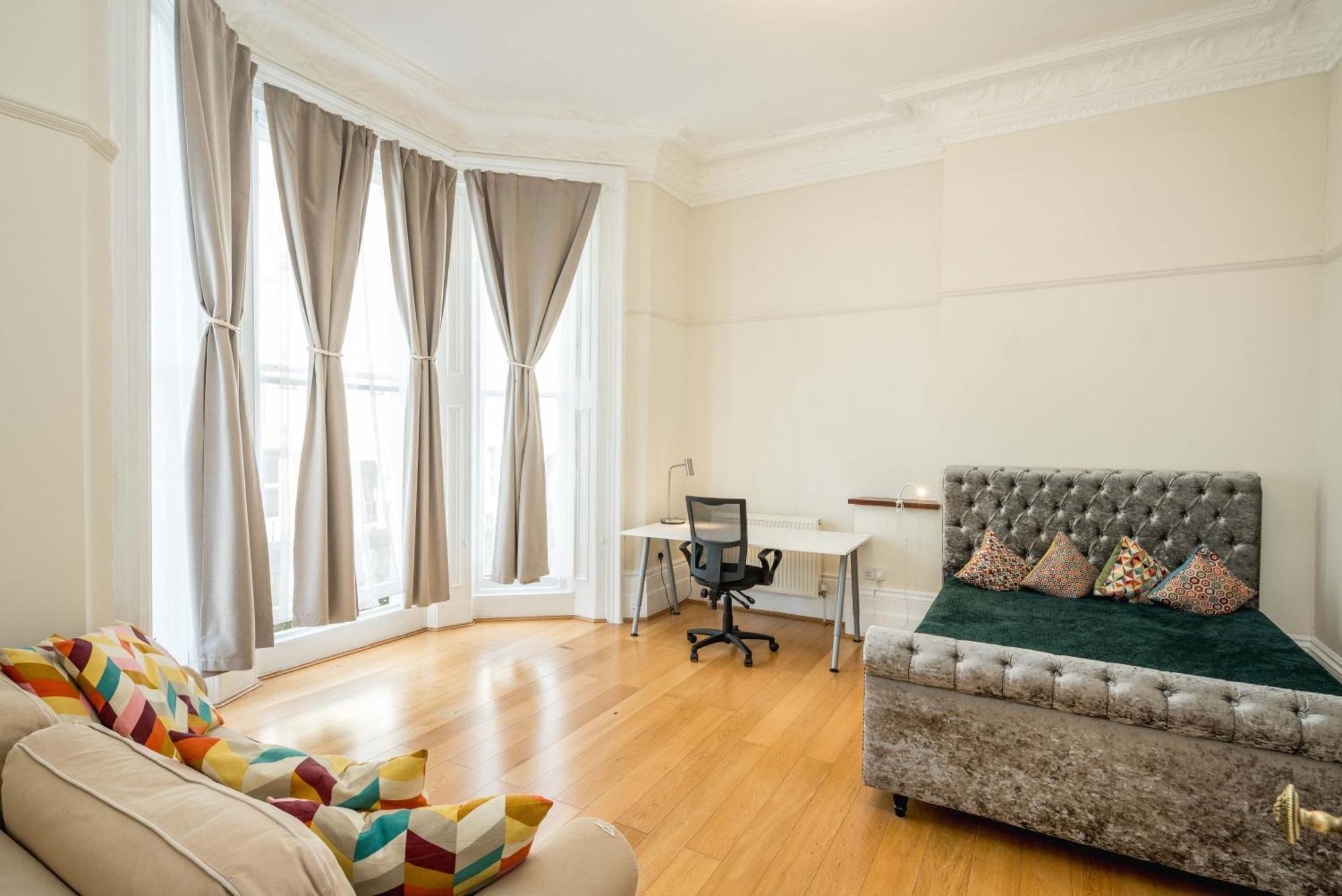 Апартаменты Four Beds By The Station Лондон Экстерьер фото