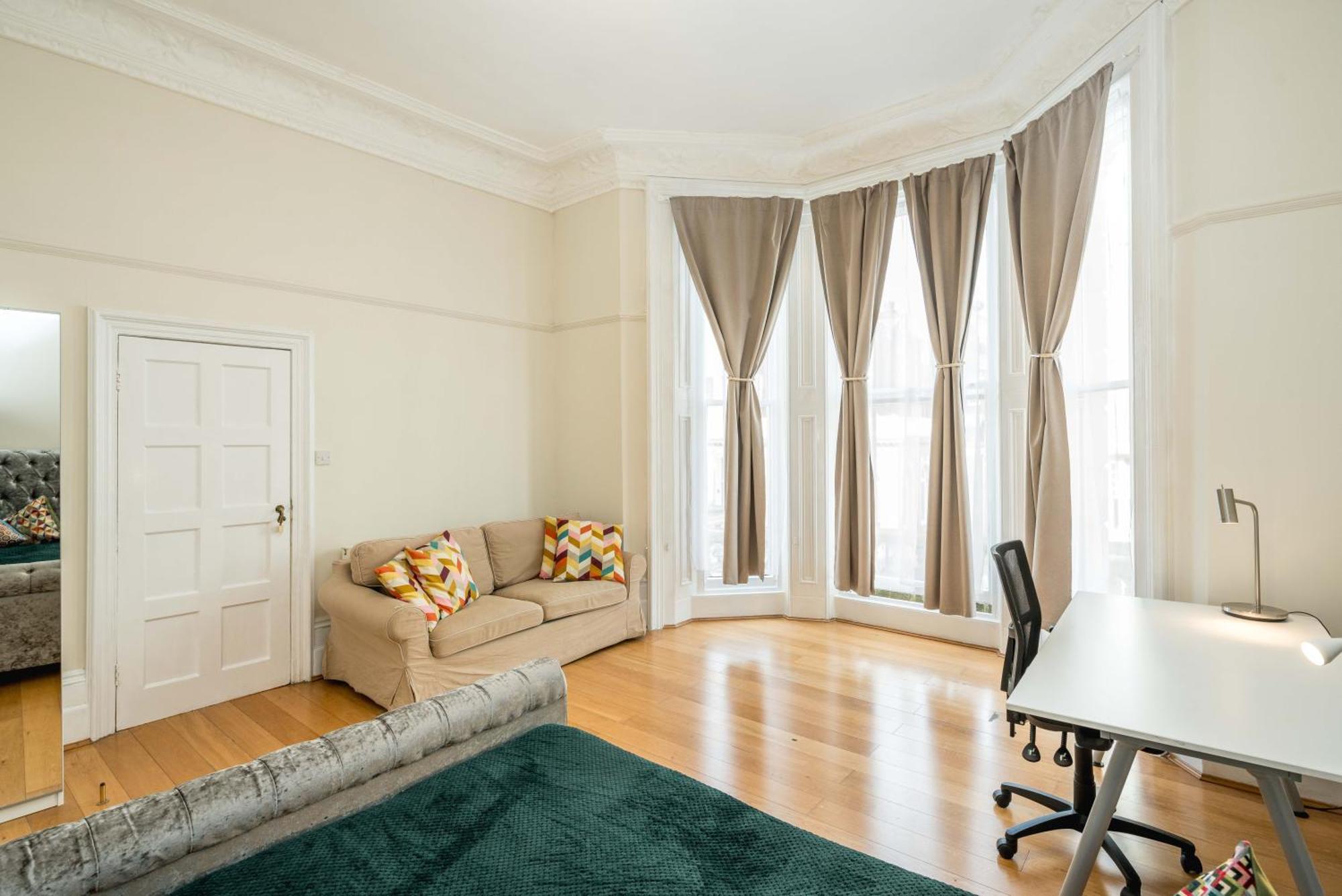 Апартаменты Four Beds By The Station Лондон Экстерьер фото
